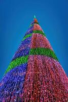 künstlich Weihnachten Baum im Girlanden beim Dämmerung. foto