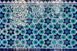 geometrisch traditionell islamisch Ornament. Fragment von ein Keramik Mosaik. foto