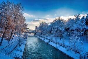 Sonnenuntergang oder Dämmerung auf ein Kanal mit frostfrei Wasser auf ein kalt Winter Tag. foto