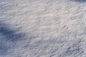 Textur von Schnee beleuchtet durch Sonnenlicht. foto