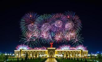 Usbekistan, Taschkent - - September 1, 2023 mehrfarbig Feuerwerk Über das Unabhängigkeit Monument im yangi Usbekistan Park im Taschkent auf Unabhängigkeit Tag. foto