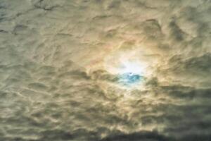 teilweise Solar- Finsternis Vorbeigehen hinter das Wolken. foto