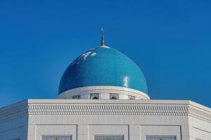 das Blau Kuppel von das Muslim Moschee geringer gegen das Blau Himmel. foto