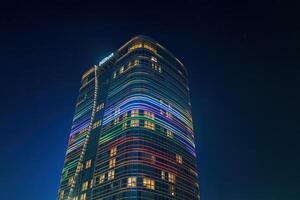 Usbekistan, Taschkent - - Dezember 27, 2022 Hilton Hotel Gebäude im Nacht Erleuchtung foto