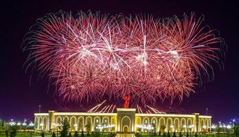 Usbekistan, Taschkent - - September 1, 2023 mehrfarbig Feuerwerk Über das Unabhängigkeit Monument im yangi Usbekistan Park im Taschkent auf Unabhängigkeit Tag. foto