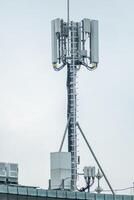 groß Handy, Mobiltelefon Radio Antennen auf ein Büro Dach foto