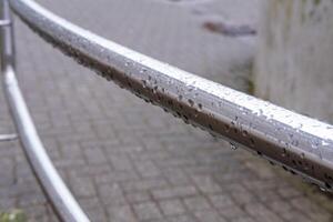 rostfrei Stahl Geländer im das Regen foto