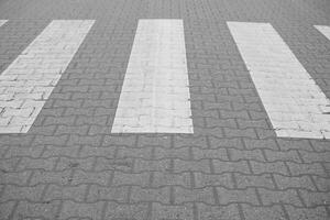Zebrastreifen auf leeren Straße foto