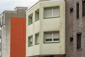 schlecht gepflegt Wohnung Gebäude Fassade von das 70er Jahre foto