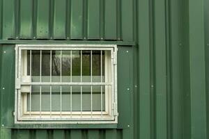 alt Büro Gebäude mit Fenster und Luft Konditionierung foto