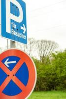 der Verkehr Zeichen im Deutschland, Parkplatz und Parkplatz Verbot foto