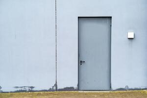 grau Metall Tür im Weiß Haus Mauer foto