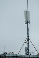 groß Handy, Mobiltelefon Radio Antennen auf ein Büro Dach foto