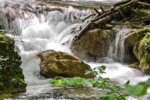 Berg Strom im das Wald - - lange Exposition und fließend Wasser foto