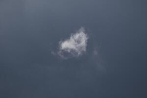 Wolkenlandschaft Landschaft, bedeckt Wetter über dunkel Blau Himmel. Sturm Wolken schwebend im ein regnerisch Stumpf Tag mit natürlich Licht. Weiß und grau szenisch Umgebung Hintergrund. Natur Sicht. foto