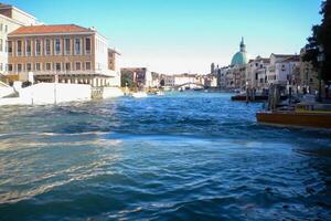 Venedig großartig Kanal, mit es ist ikonisch Wicklung Wasserweg flankiert durch historisch Gebäude und geschäftig Aktivität, verkörpert das Charme und locken von das zauberhaft Stadt von Venedig foto