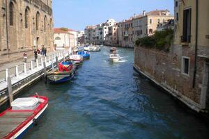 Venedig großartig Kanal, mit es ist ikonisch Wicklung Wasserweg flankiert durch historisch Gebäude und geschäftig Aktivität, verkörpert das Charme und locken von das zauberhaft Stadt von Venedig foto