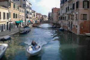 Venedig großartig Kanal, mit es ist ikonisch Wicklung Wasserweg flankiert durch historisch Gebäude und geschäftig Aktivität, verkörpert das Charme und locken von das zauberhaft Stadt von Venedig foto