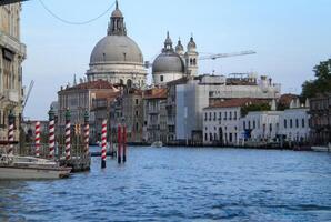 Venedig großartig Kanal, mit es ist ikonisch Wicklung Wasserweg flankiert durch historisch Gebäude und geschäftig Aktivität, verkörpert das Charme und locken von das zauberhaft Stadt von Venedig foto