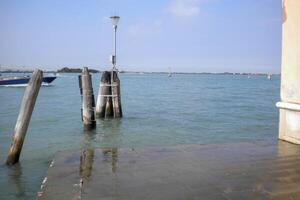 Venedig großartig Kanal, mit es ist ikonisch Wicklung Wasserweg flankiert durch historisch Gebäude und geschäftig Aktivität, verkörpert das Charme und locken von das zauberhaft Stadt von Venedig foto