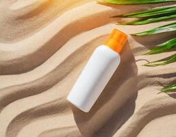 Attrappe, Lehrmodell, Simulation spf Schutz Lotion Flasche auf Sand auf das Sommer- Strand, Sonnenschutz Haut Pflege foto