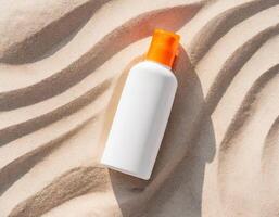 Attrappe, Lehrmodell, Simulation spf Schutz Lotion Flasche auf Sand auf das Sommer- Strand, Sonnenschutz Haut Pflege foto