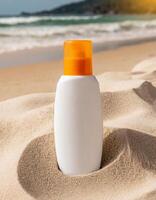 Attrappe, Lehrmodell, Simulation spf Schutz Lotion Flasche auf Sand auf das Sommer- Strand, Sonnenschutz Haut Pflege foto