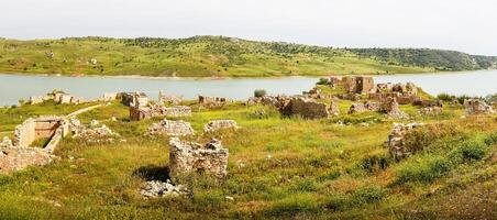 finikas, ein verlassen Dorf im das paphos Kreis von Zypern. Geist Stadt, Dorf - - berühmt Besuch Ziel im griechisch Zypern foto