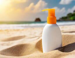 Attrappe, Lehrmodell, Simulation spf Schutz Lotion Flasche auf Sand auf das Sommer- Strand, Sonnenschutz Haut Pflege foto