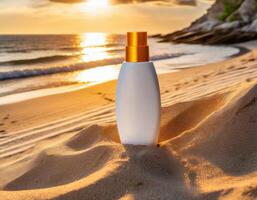 Attrappe, Lehrmodell, Simulation spf Schutz Lotion Flasche auf Sand auf das Sommer- Strand, Sonnenschutz Haut Pflege foto