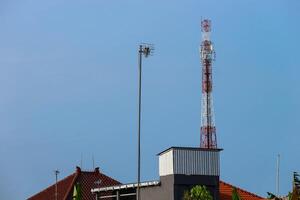 Fernsehen Antennen Das sind montiert auf das Dach von das Haus foto