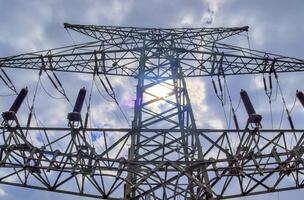 Nahaufnahme auf einem großen Strommast, der Strom in einer ländlichen Gegend transportiert foto