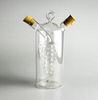 doppelt Glas Flasche mit Traube gestalten Innerhalb und zwei Holz Spunde foto