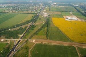 Land Aussicht durch das Flugzeug Fenster. Felder, Straßen, Flüsse von ein Vogel Auge Sicht. Bullauge. aussehen aus das Fenster von ein fliegend Ebene. oben Aussicht von das Boden foto