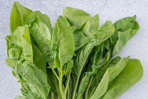 Spinat Grün Blätter auf Salat. foto