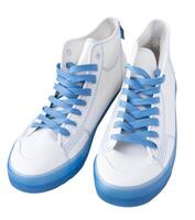 Weiß Turnschuhe mit Blau Schnürsenkel. Sport beiläufig Schuhe isoliert auf Weiß Hintergrund. foto