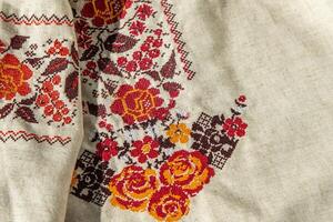 ukrainisch Kleider gestickt Shirt. rot Orange und schwarz Fäden Hintergrund. vyshyvanka ist ein Symbol von Ukraine. Stickerei Kreuz Nähen. National ukrainisch Stich. traditionell Kleidung Symbol foto