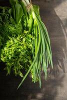 Grün Zwiebeln, Spinat, Petersilie und Dill. Vitamin Lebensmittel. bereiten Grüns Salat. foto