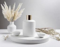 minimalistisch Design und übersichtlich, anspruchsvoll Komposition mit Blumen auf Weiß Hintergrund, spotten oben zum kosmetisch Produkt foto