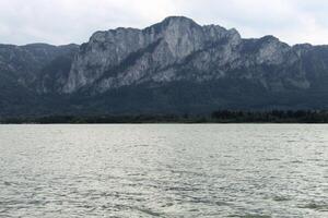 ein Aussicht von das österreichisch Landschaft beim st Gilgen foto