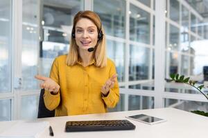 Webcam Sicht, glücklich Geschäftsfrau lächelnd und suchen beim Kamera, Anruf mit Kollegen, Fernbedienung treffen, weiblich Arbeiter im modern Büro tragen Brille. foto