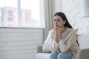 ein traurig Frau leidet von Depression, mental Störungen. sie sitzt nachdenklich im das Krankenhaus Zimmer foto