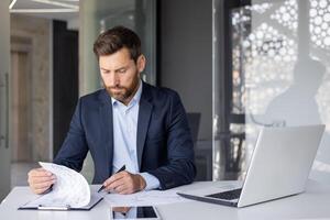 ernst jung Mann Geschäftsmann, Unternehmen Inhaber und Exekutive Direktor Arbeiten beim Schreibtisch im Büro mit Unterlagen, Unterzeichnung Rechnungen und Vereinbarung. foto