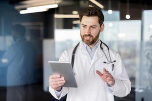 Fachmann männlich Gesundheitswesen Anbieter im Labor Mantel mit Tablette zum virtuell Beratung. Technologie im Medizin Konzept. foto
