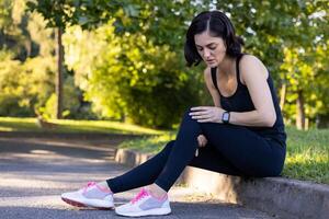 ein gewidmet Frau Läufer pausiert zu prüfen ihr Aktivität auf ein Smartwatch, Erfassen ihr Fitness Reise draußen. foto