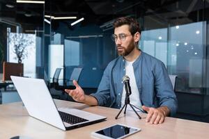 Geschäft Trainer Innerhalb Büro Aufzeichnung Audio- Podcast, Geschäftsmann Arbeiten beim Laptop mit Fachmann Mikrofon und Laptop zum online Radio, und Ausbildung Fernbedienung. foto