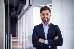 Fachmann und zugänglich Geschäftsmann lächelnd im ein modern Büro Umfeld, ausströmend Vertrauen und Erfolg. foto