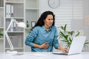 Fachmann Frau erleben Beschwerden während sitzend beim ein Arbeitsplatz, Anzeige möglich Gesundheit Probleme beim arbeiten. foto