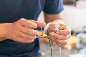 Techniker Mann verbinden elektrisch Drähte zu Installieren Neu Luft Konditionierung, Reparatur Service, und Installieren Neu Luft Conditioner Konzepte foto