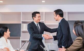 Erfolg Zusammenarbeit Konzepte, Geschäftsmann Handschlag Fertigstellung oben ein Treffen Geschäft Partnerschaft nach ein gut Deal foto